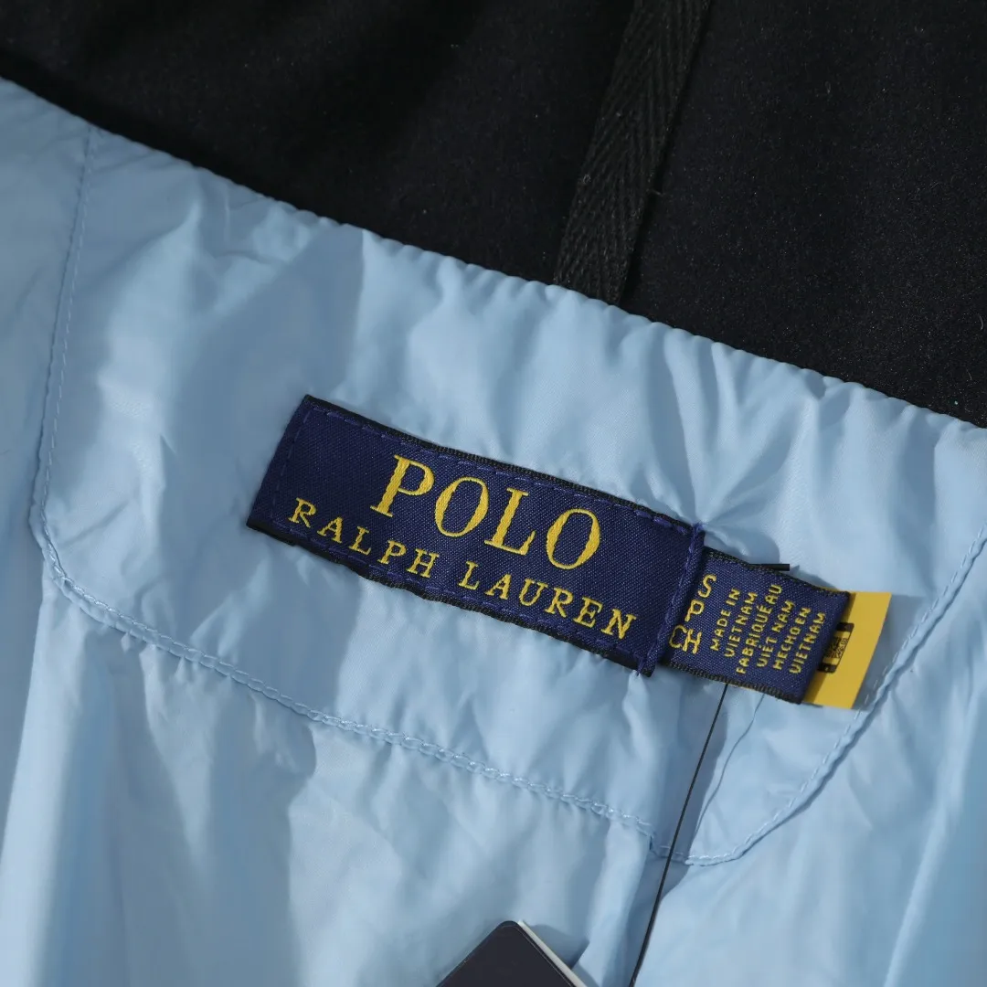P680 #R58 Ralph Lauren/Ralph Lauren classic new down jacket jacket with detachable hood extra thick plush down jacket men's top "Thousands of stitches of electric embroidery, the logo is like a work of art" The imported Barudan embroidery machine is used to carve the classic polo logo with precision electric embroidery technology. Each letter is full and three-dimensional, with clear details, making it the "most expensive embroidered logo" on the down jacket, highlighting its extraordinary status. "75% national standard high-quality white duck down, light and heat-locking" is filled with 75% high-quality white duck down, which is light and pressure-free, but has excellent warmth retention. After compression, it can quickly rebound and become fluffy, say goodbye to bloat, embrace unburdened warmth, and face the cold winter without timidity. "Technical fabrics that protect against cold and wind and rain" · Long-lasting fluffy and non-stiffening, consistent thermal performance · 400T high-density gallbladder + pinhole retraction technology, completely say goodbye to velvet · Windproof and waterproof matte fabric with adjustable hem, easy to deal with bad weather "Five colors come together to interpret diverse styles" · White: pure first snow, fresh and versatile · Black: classic without limits, calm and atmospheric · Navy blue: low-key and elegant, suitable for both business and leisure · Sky blue: bright and healing, brightening up dull winter days · Khaki: retro and gentle, the first choice for urban wanderers "The details are authentic, the texture is everywhere" The original electroplated YK zipper is smooth and durable, the detachable hood can be worn multiple times, and the original hangtag and washable label ensure authentic quality. The same design for men and women makes it easy to control whether it is used as a couple's outfit or to create personal style, making it an indispensable fashion equipment this winter.  Color: Black, Navy, Khaki, White, Sky Blue Size: S M L